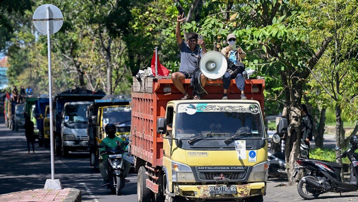 Ratusan Truk Sampah Kepung Kantor PPLH Bali, Krisis Pengelolaan Limbah Memanas