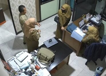 Wanita di Gresik Jadi “ASN Dadakan”, Datang Kerja Pakai Seragam Ternyata Korban SK Palsu
