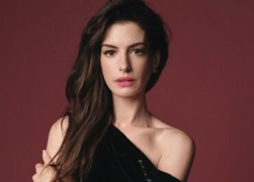 Viral di Karpet Merah, Anne Hathaway Terima Hadiah Al-Qur’an Usai Ucap “Insya Allah”