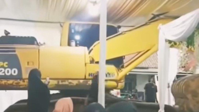 viral-ekskavator-masuk-hajatan-1776150574459_169
