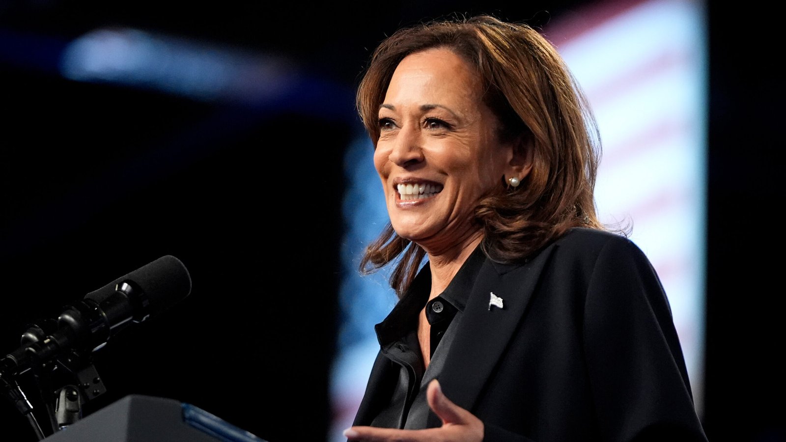 Pidato Memanas! Kamala Harris Sebut Trump Ancaman Nyata, Singgung “Perang Kata” di Panggung Politik AS
