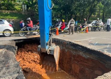 Jalan Raya Lenteng Agung Mendadak Ambles, Beton Bawah Tanah Diduga Lapuk Termakan Usia