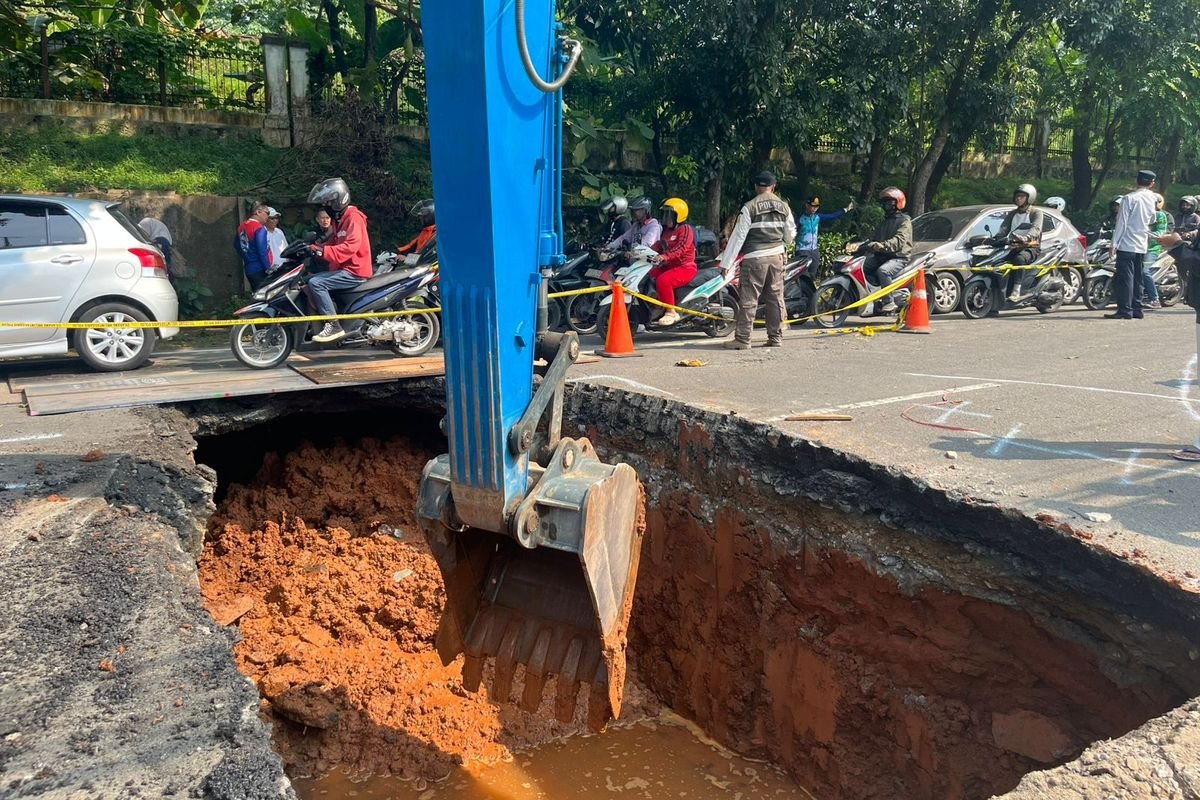 Jalan Raya Lenteng Agung Mendadak Ambles, Beton Bawah Tanah Diduga Lapuk Termakan Usia