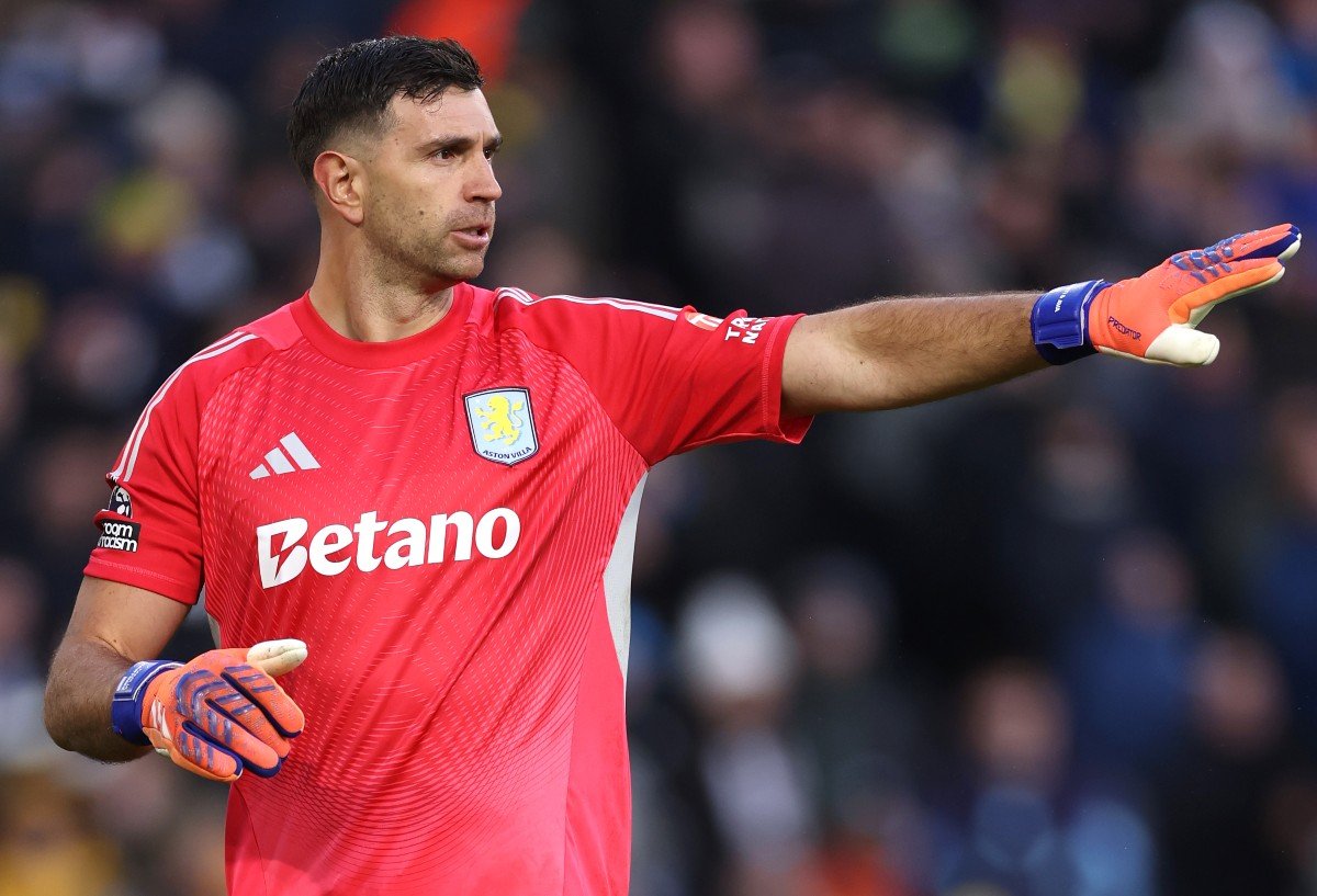 Emiliano Martinez Kembali Buktikan Kelas Dunia, Aksi “Dibu” Disebut Bikin Lawan Frustrasi