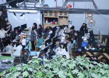 Markas Judi Online di Hayam Wuruk Digerebek, Puluhan Orang Diamankan Polisi
