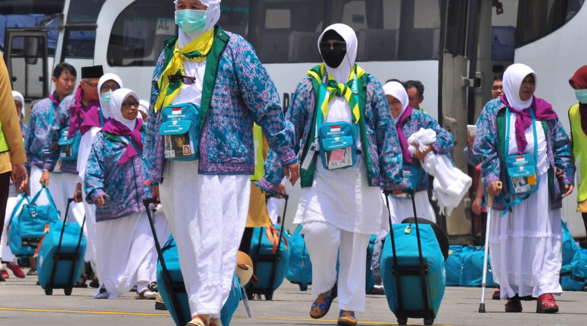 Sejumlah jamaah calon haji berjalan menuju pesawat saat pemberangkatan kloter terakhir Embarkasi Boyolali di Bandara Adi Soemarmo, Boyolali, Jawa Tengah, Kamis (17/9).