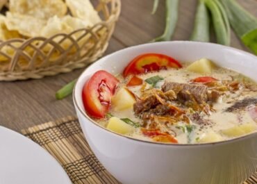 Ingin Soto Betawi Lebih Sehat? Coba Resep Kuah Gurih Tanpa Santan yang Tetap Kaya Rempah