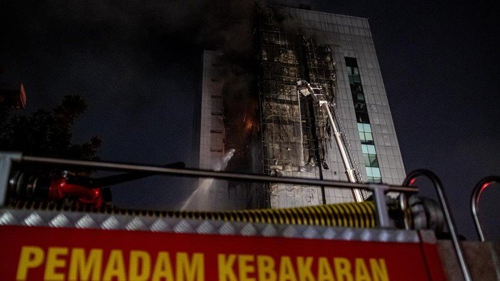 potret-kobaran-api-mengamuk-di-gedung-bapenda-dki-1786160999187_169