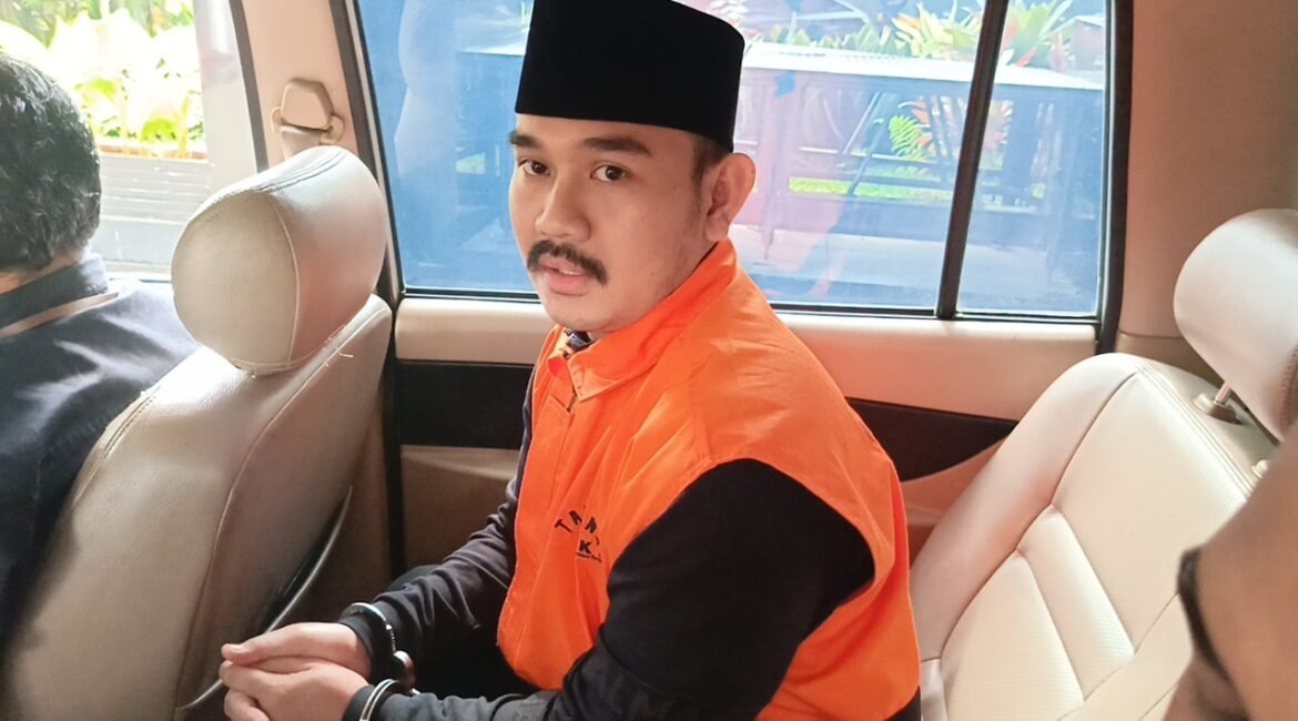 ade_kuswara_di_mobil_tahanan_kpk-xRtU_large