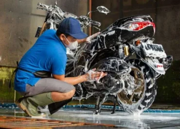 Berkah Erupsi: Usaha Cuci Motor dan Mobil Diserbu Warga Akibat Hujan Abu Vulkanik