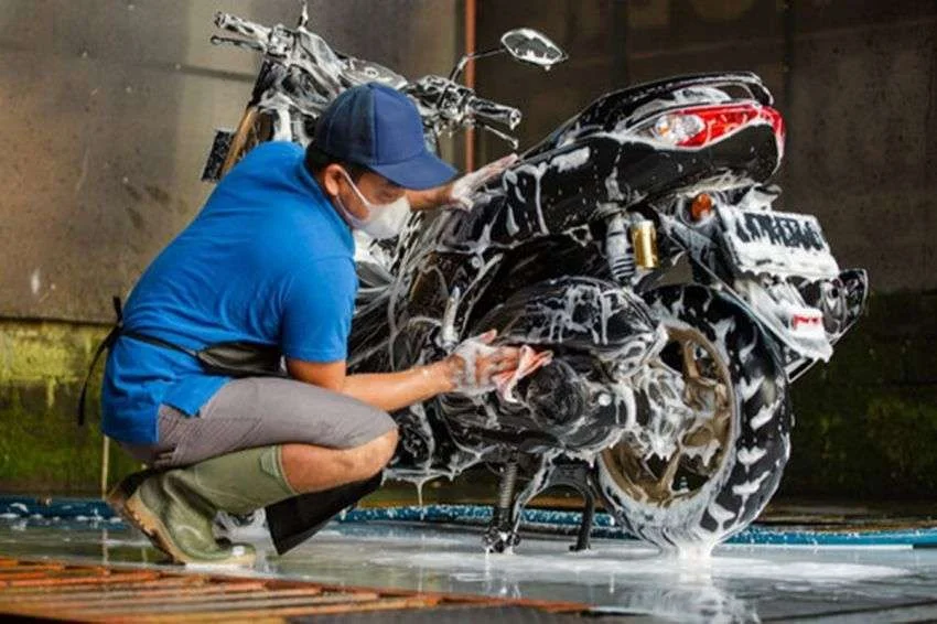 Berkah Erupsi: Usaha Cuci Motor dan Mobil Diserbu Warga Akibat Hujan Abu Vulkanik