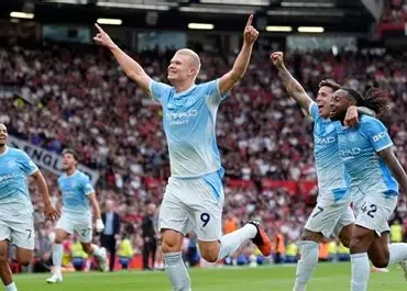 Derby Manchester Memanas, Michael Oliver Disorot Usai Keputusan Kontroversial VAR