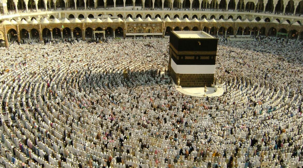 muslim-pilgrims-get-ready-to-pray-in-mecca-138612983-59e10fb9aad52b001186d3a2