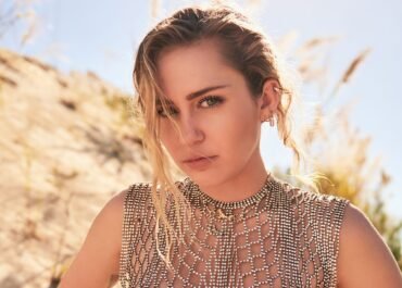Miley Cyrus Buka Suara Usai Dituding Malas Nyanyi, Akui Sempat Ingin Batalkan Konser